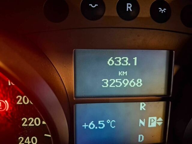 Черный Мерседес 320, объемом двигателя 3 л и пробегом 326 тыс. км за 12300 $, фото 8 на Automoto.ua