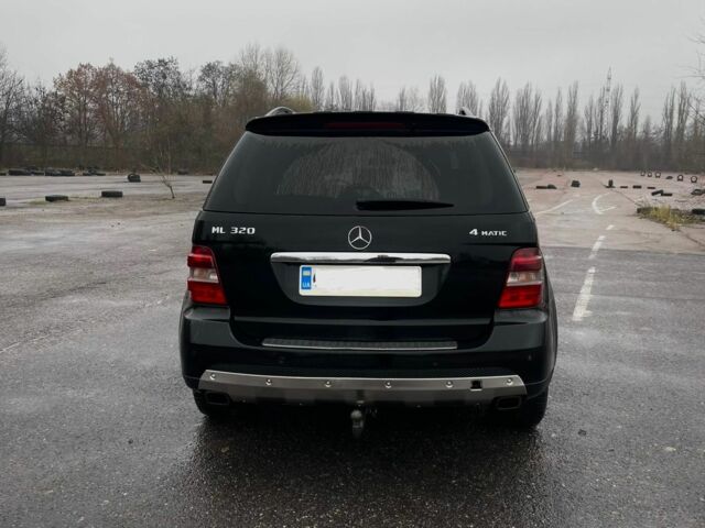 Черный Мерседес 320, объемом двигателя 3 л и пробегом 330 тыс. км за 10999 $, фото 4 на Automoto.ua