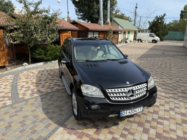 Черный Мерседес 320, объемом двигателя 3 л и пробегом 398 тыс. км за 11300 $, фото 2 на Automoto.ua