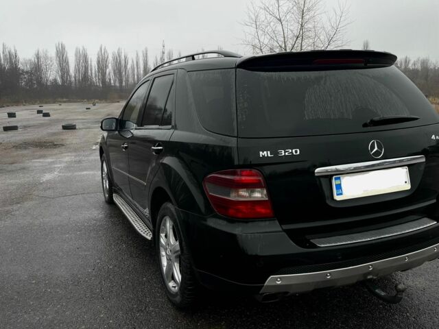 Черный Мерседес 320, объемом двигателя 3 л и пробегом 330 тыс. км за 10999 $, фото 3 на Automoto.ua