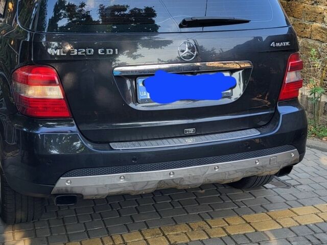 Черный Мерседес 320, объемом двигателя 3 л и пробегом 379 тыс. км за 13700 $, фото 4 на Automoto.ua