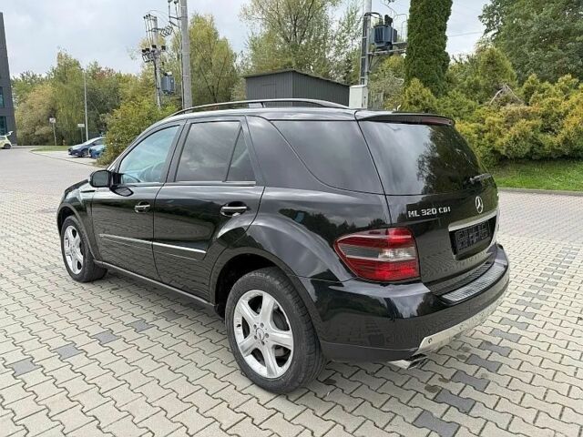 Черный Мерседес 320, объемом двигателя 3.2 л и пробегом 198 тыс. км за 3200 $, фото 5 на Automoto.ua