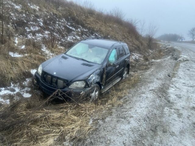 Черный Мерседес 320, объемом двигателя 3 л и пробегом 355 тыс. км за 8500 $, фото 21 на Automoto.ua