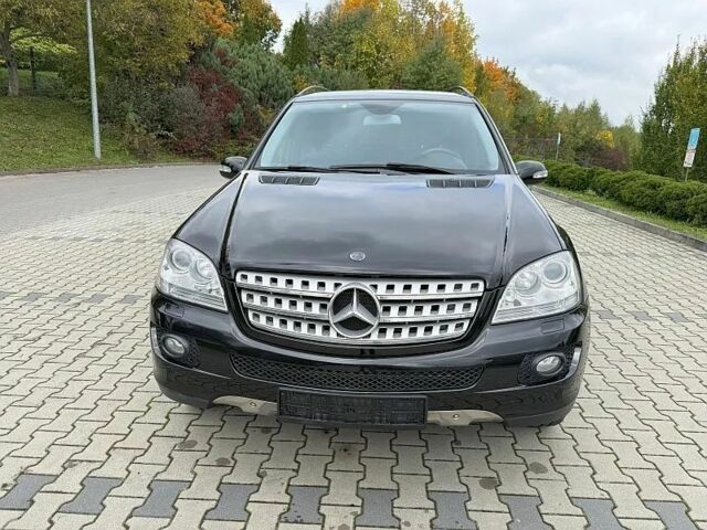 Черный Мерседес 320, объемом двигателя 3.2 л и пробегом 198 тыс. км за 3200 $, фото 1 на Automoto.ua