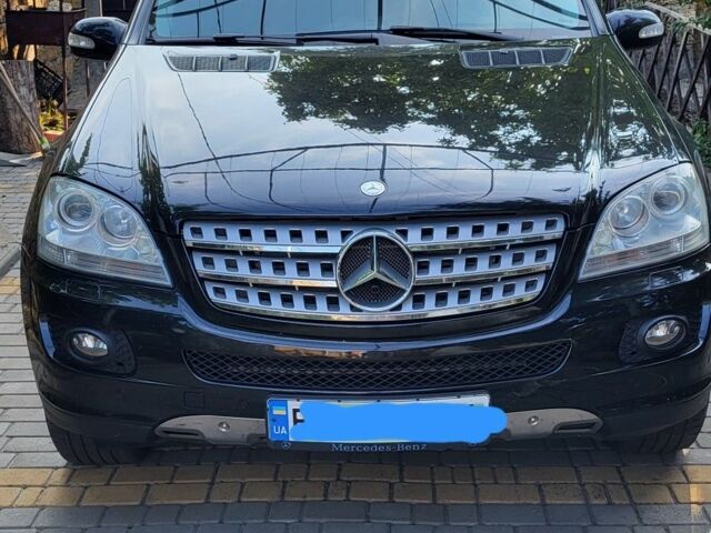 Черный Мерседес 320, объемом двигателя 3 л и пробегом 379 тыс. км за 13700 $, фото 1 на Automoto.ua