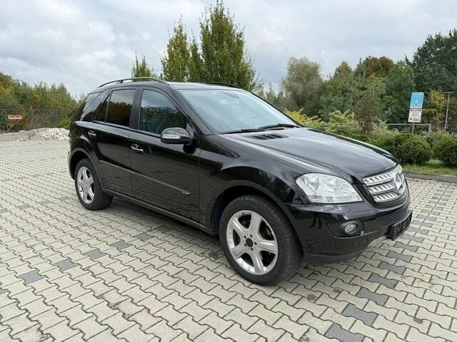 Черный Мерседес 320, объемом двигателя 3.2 л и пробегом 198 тыс. км за 3200 $, фото 2 на Automoto.ua