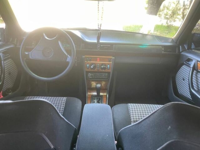 Фиолетовый Мерседес 320, объемом двигателя 3.2 л и пробегом 333 тыс. км за 2500 $, фото 3 на Automoto.ua