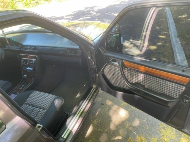 Фиолетовый Мерседес 320, объемом двигателя 3.2 л и пробегом 333 тыс. км за 2500 $, фото 5 на Automoto.ua