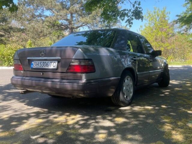 Фиолетовый Мерседес 320, объемом двигателя 3.2 л и пробегом 333 тыс. км за 2500 $, фото 2 на Automoto.ua