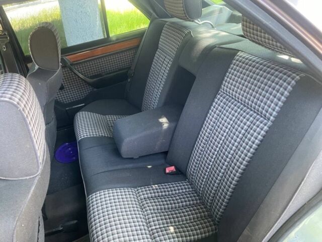 Фиолетовый Мерседес 320, объемом двигателя 3.2 л и пробегом 333 тыс. км за 2500 $, фото 7 на Automoto.ua