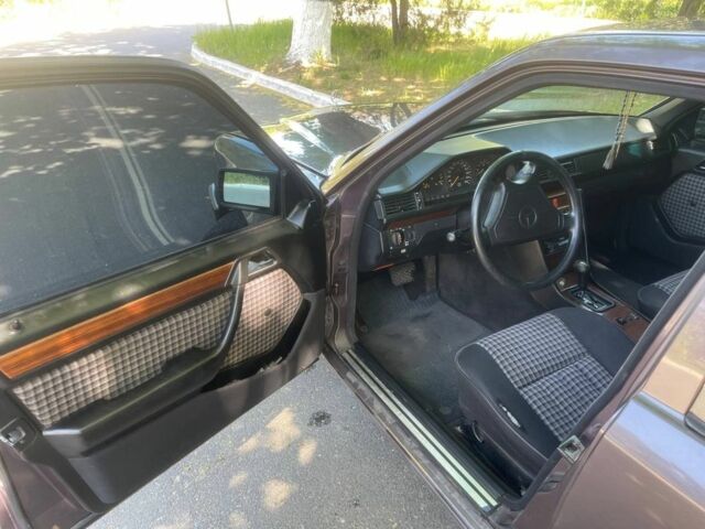 Фиолетовый Мерседес 320, объемом двигателя 3.2 л и пробегом 333 тыс. км за 2500 $, фото 6 на Automoto.ua