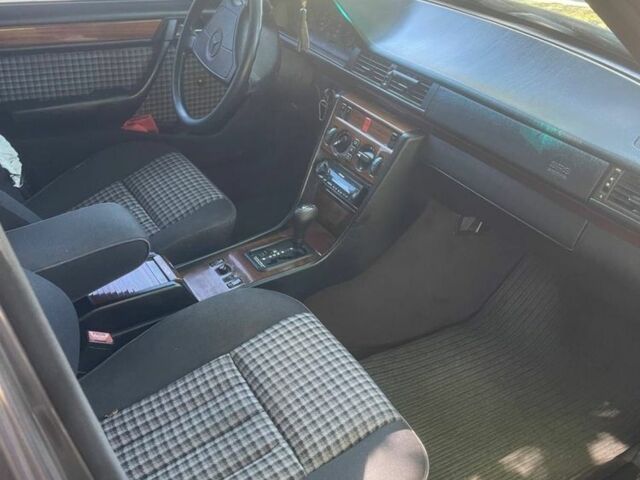 Фиолетовый Мерседес 320, объемом двигателя 3.2 л и пробегом 333 тыс. км за 2500 $, фото 4 на Automoto.ua