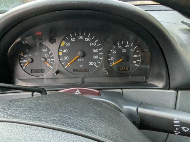 Красный Мерседес 320, объемом двигателя 3.2 л и пробегом 352 тыс. км за 3600 $, фото 3 на Automoto.ua