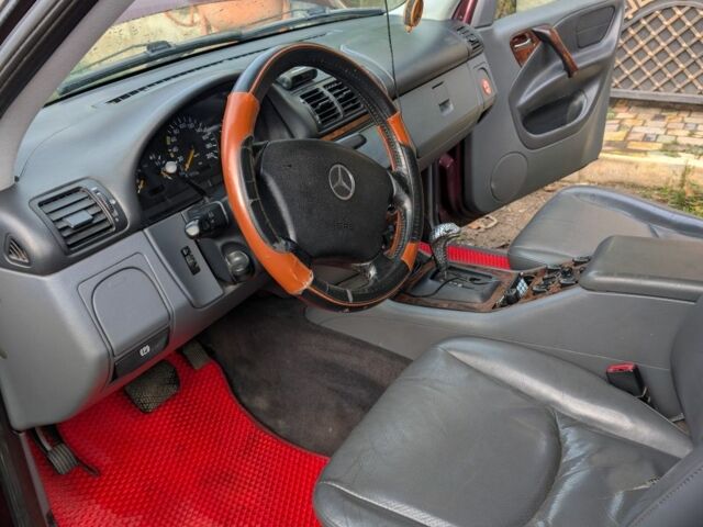 Красный Мерседес 320, объемом двигателя 3.2 л и пробегом 352 тыс. км за 3600 $, фото 7 на Automoto.ua