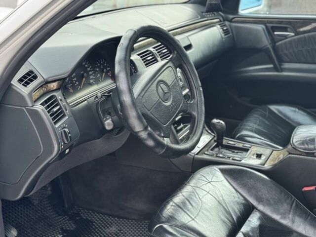 Сірий Мерседес 320, об'ємом двигуна 3.2 л та пробігом 300 тис. км за 2500 $, фото 11 на Automoto.ua