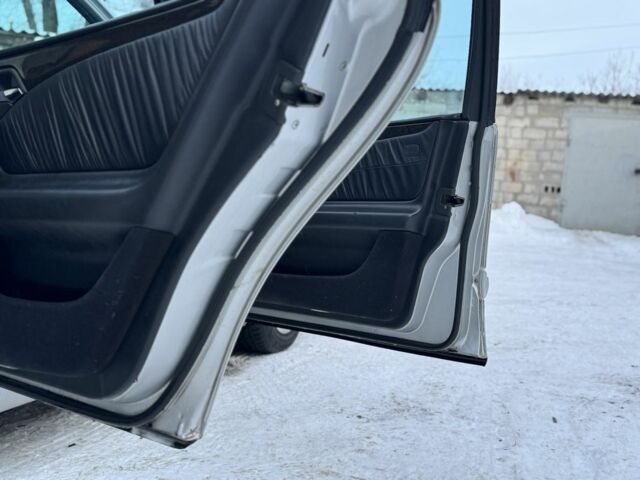 Сірий Мерседес 320, об'ємом двигуна 3.2 л та пробігом 300 тис. км за 2500 $, фото 7 на Automoto.ua