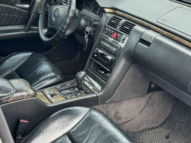 Сірий Мерседес 320, об'ємом двигуна 3.2 л та пробігом 300 тис. км за 2500 $, фото 8 на Automoto.ua