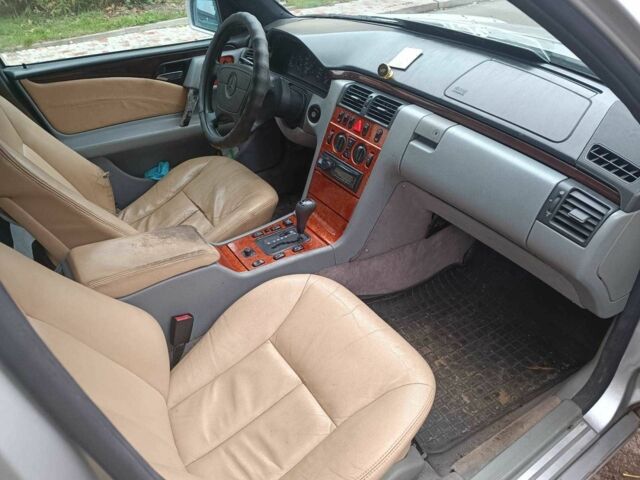 Серый Мерседес 320, объемом двигателя 3.2 л и пробегом 424 тыс. км за 3500 $, фото 10 на Automoto.ua