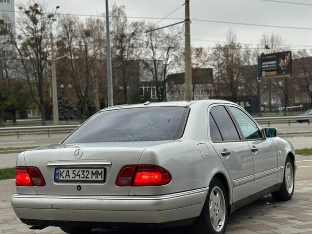 Серый Мерседес 320, объемом двигателя 3.2 л и пробегом 580 тыс. км за 3900 $, фото 5 на Automoto.ua