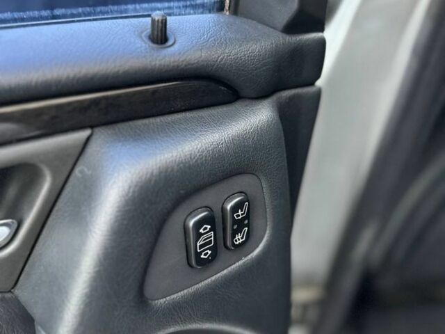 Серый Мерседес 320, объемом двигателя 3.2 л и пробегом 580 тыс. км за 3900 $, фото 11 на Automoto.ua