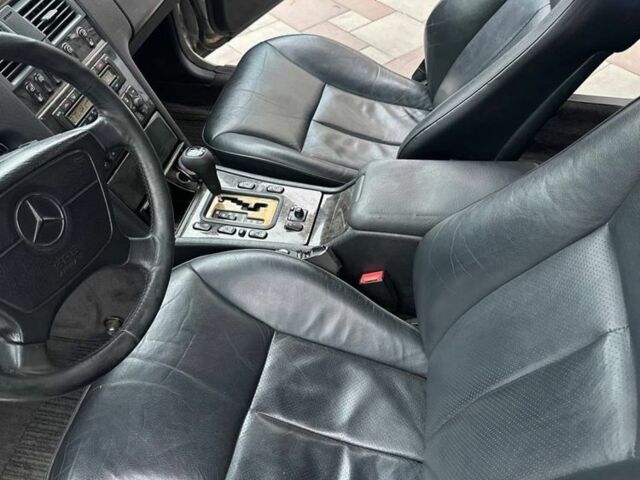 Серый Мерседес 320, объемом двигателя 3.2 л и пробегом 580 тыс. км за 3900 $, фото 8 на Automoto.ua