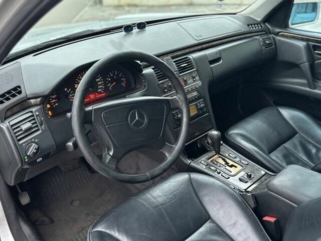 Серый Мерседес 320, объемом двигателя 3.2 л и пробегом 580 тыс. км за 3900 $, фото 6 на Automoto.ua