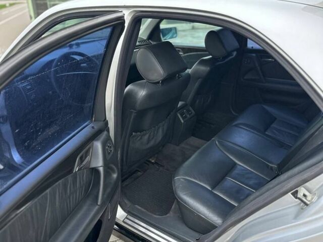 Серый Мерседес 320, объемом двигателя 3.2 л и пробегом 580 тыс. км за 3900 $, фото 9 на Automoto.ua