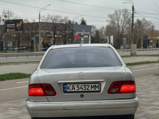 Серый Мерседес 320, объемом двигателя 3.2 л и пробегом 580 тыс. км за 3900 $, фото 4 на Automoto.ua