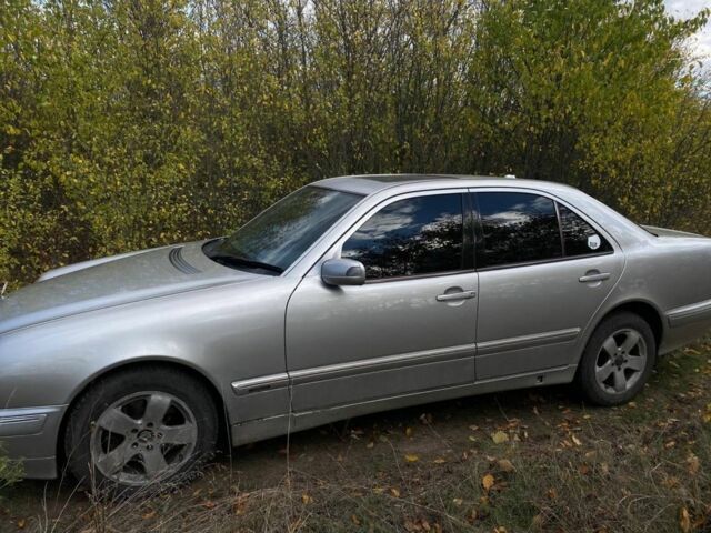 Серый Мерседес 320, объемом двигателя 3.2 л и пробегом 475 тыс. км за 3500 $, фото 2 на Automoto.ua