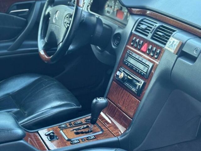 Серый Мерседес 320, объемом двигателя 3.2 л и пробегом 550 тыс. км за 5700 $, фото 10 на Automoto.ua