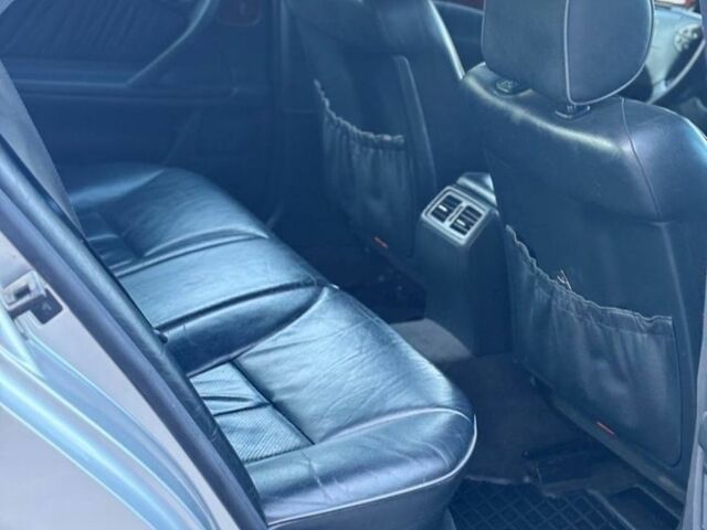 Серый Мерседес 320, объемом двигателя 3.2 л и пробегом 550 тыс. км за 5700 $, фото 12 на Automoto.ua