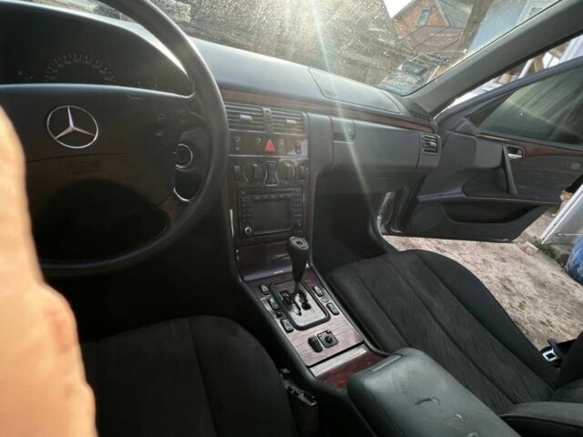 Серый Мерседес 320, объемом двигателя 0 л и пробегом 222 тыс. км за 1700 $, фото 1 на Automoto.ua