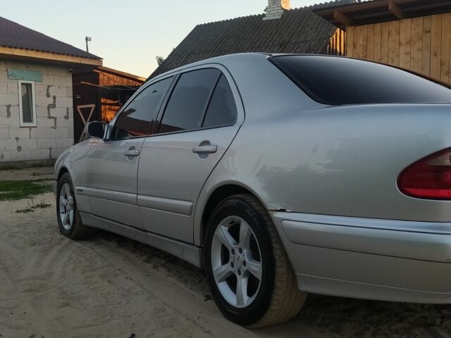 Серый Мерседес 320, объемом двигателя 3.2 л и пробегом 300 тыс. км за 2700 $, фото 1 на Automoto.ua