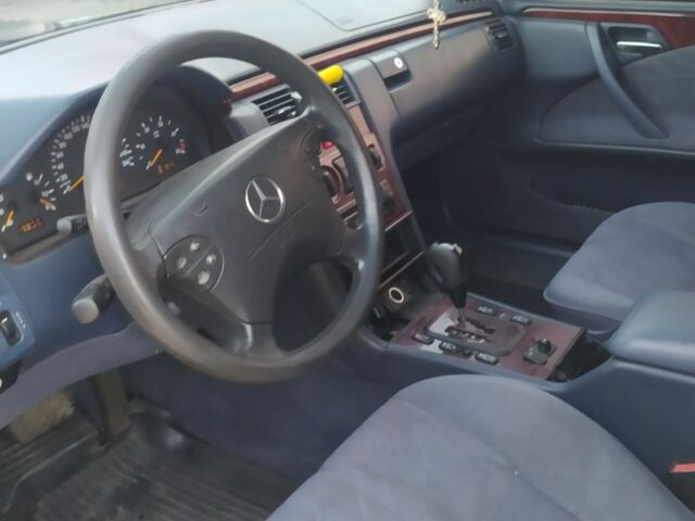 Серый Мерседес 320, объемом двигателя 3.2 л и пробегом 300 тыс. км за 2700 $, фото 2 на Automoto.ua