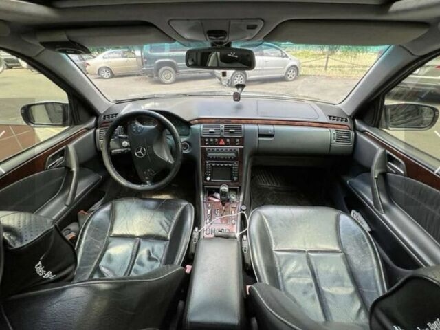 Серый Мерседес 320, объемом двигателя 3.2 л и пробегом 32 тыс. км за 3900 $, фото 5 на Automoto.ua