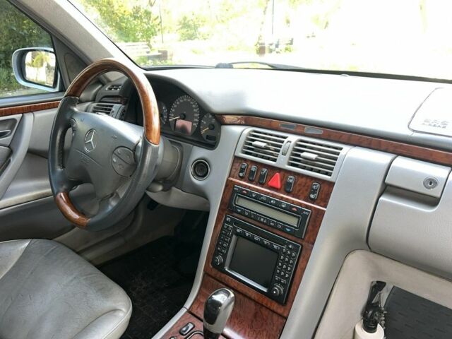 Сірий Мерседес 320, об'ємом двигуна 3.2 л та пробігом 450 тис. км за 3000 $, фото 4 на Automoto.ua