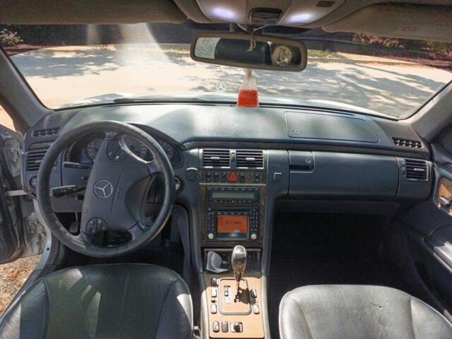 Серый Мерседес 320, объемом двигателя 3.2 л и пробегом 478 тыс. км за 2500 $, фото 12 на Automoto.ua