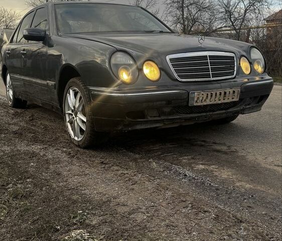 Сірий Мерседес 320, об'ємом двигуна 3.2 л та пробігом 32 тис. км за 3300 $, фото 1 на Automoto.ua