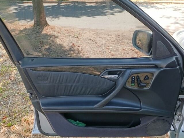 Серый Мерседес 320, объемом двигателя 3.2 л и пробегом 478 тыс. км за 2500 $, фото 9 на Automoto.ua