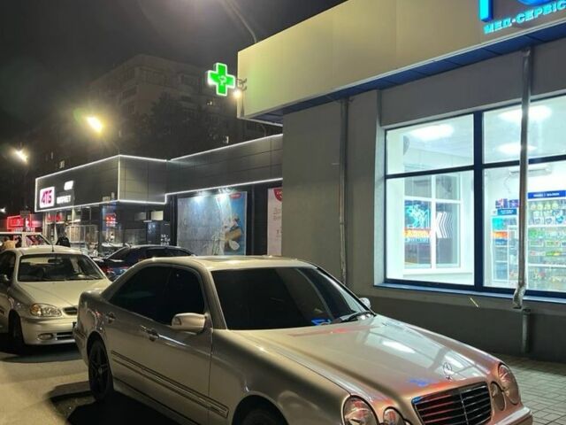 Серый Мерседес 320, объемом двигателя 3.2 л и пробегом 360 тыс. км за 5300 $, фото 6 на Automoto.ua