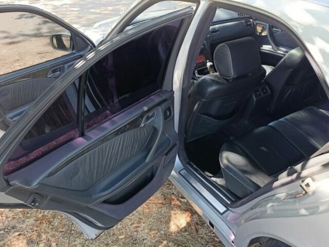 Серый Мерседес 320, объемом двигателя 3.2 л и пробегом 478 тыс. км за 2500 $, фото 11 на Automoto.ua