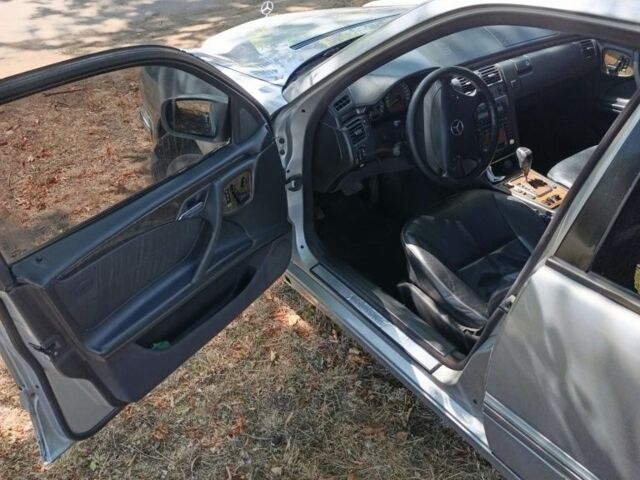 Серый Мерседес 320, объемом двигателя 3.2 л и пробегом 478 тыс. км за 2500 $, фото 8 на Automoto.ua