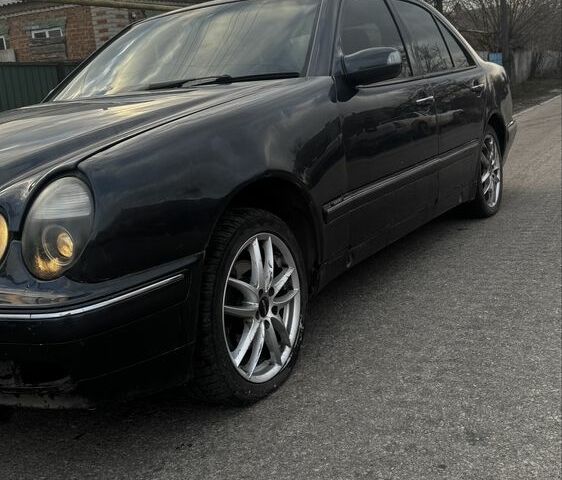 Серый Мерседес 320, объемом двигателя 3.2 л и пробегом 32 тыс. км за 3900 $, фото 2 на Automoto.ua