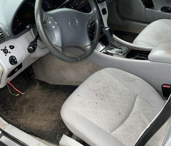 Серый Мерседес 320, объемом двигателя 3.2 л и пробегом 300 тыс. км за 950 $, фото 4 на Automoto.ua