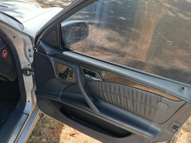 Серый Мерседес 320, объемом двигателя 3.2 л и пробегом 478 тыс. км за 2500 $, фото 15 на Automoto.ua