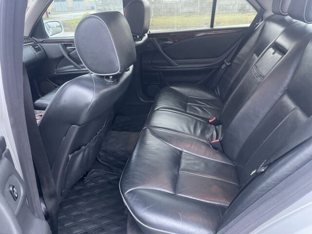 Сірий Мерседес 320, об'ємом двигуна 3.2 л та пробігом 490 тис. км за 4400 $, фото 7 на Automoto.ua