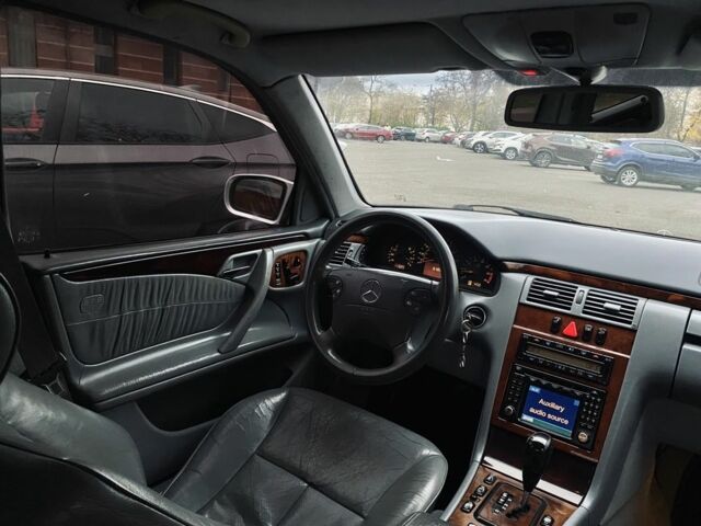 Сірий Мерседес 320, об'ємом двигуна 3.2 л та пробігом 490 тис. км за 4099 $, фото 11 на Automoto.ua