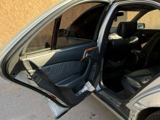 Серый Мерседес 320, объемом двигателя 3.2 л и пробегом 352 тыс. км за 3200 $, фото 5 на Automoto.ua