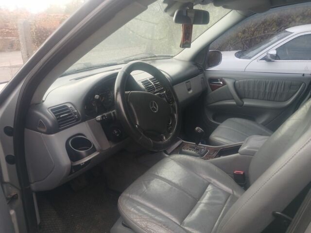 Серый Мерседес 320, объемом двигателя 3 л и пробегом 289 тыс. км за 3200 $, фото 2 на Automoto.ua