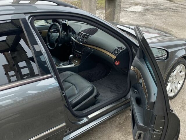 Серый Мерседес 320, объемом двигателя 3.2 л и пробегом 440 тыс. км за 6900 $, фото 5 на Automoto.ua